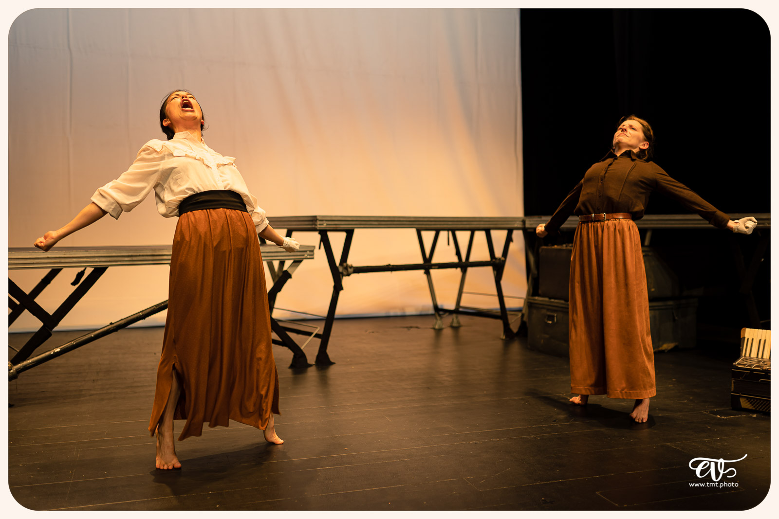 LA MESNIE H. - UN JOUR D'ÉTÉ